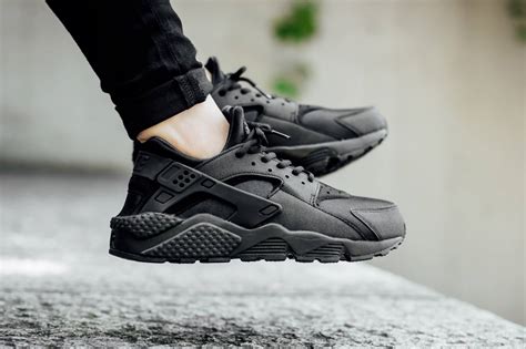 nike air huarache triple black